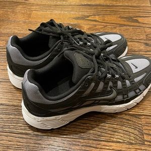 Nike sneaker size women size 8.5 men size 7 like new